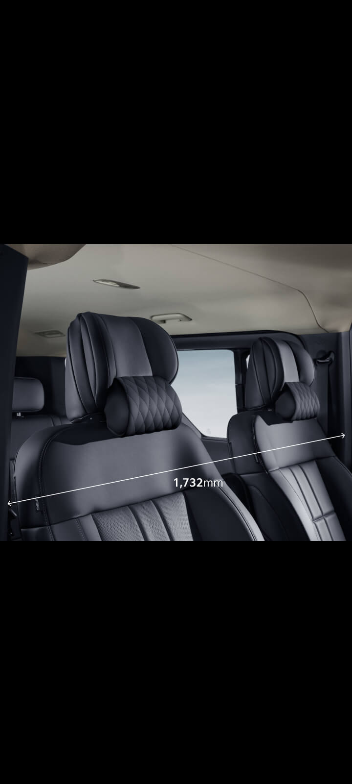 Nahaufnahme der Vordersitze im Kia PV5 Passenger mit Fokus auf die Schulterfreiheit.